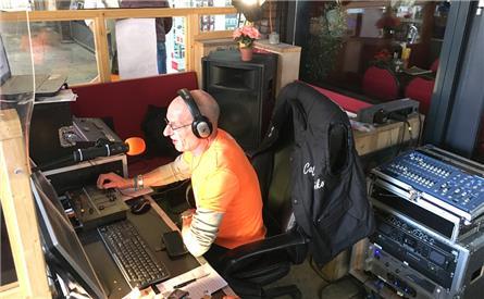 Wereldrecordpoging 200 uur radiomaken in Arnhem gestopt