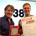 Armin van Buuren ontvangt Hitdossier-boek van Erik de Zwart