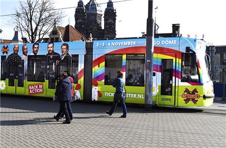 De Lama’s verrassen een fan in de Tram in Amsterdam (filmpje)