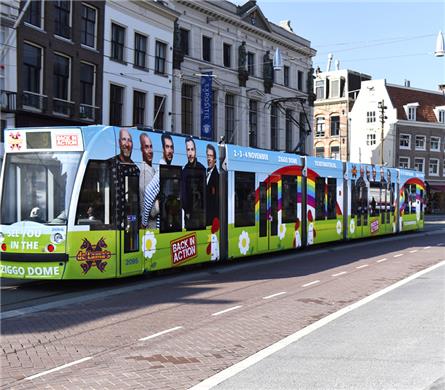 De Lama’s verrassen een fan in de Tram in Amsterdam (filmpje)