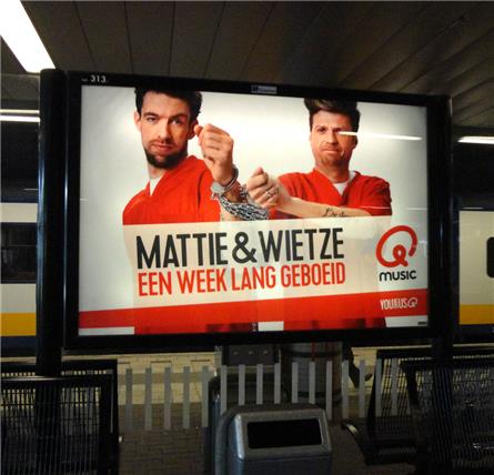 Deejays Qmusic vieren jubileum vijf dagen lang in de handboeien 