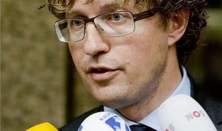 Dekker wil senaat in geheim overleg overtuigen van Mediawet