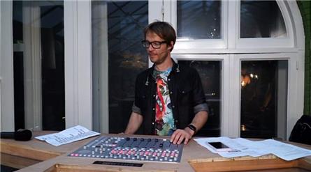 Giel Beelen houdt zijn mond dicht en laat fans in het ongewis