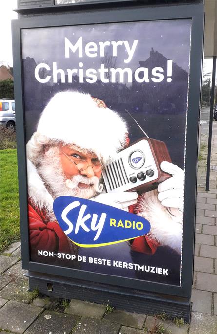 Jeroen van der Boom verrast reizigers in Sky Radio kersttram