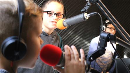 Leraar zoekt deejay, nieuwslezer, verslaggever of presentator