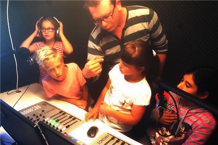 Leraar zoekt deejay, nieuwslezer, verslaggever of presentator