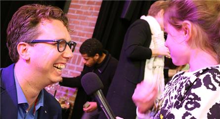 Leraar zoekt deejay, nieuwslezer, verslaggever of presentator