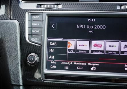 Minister in gesprek met auto-industrie om DAB+