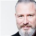 Radio 1-presentator Eric Corton krijgt erepenning van Rode Kruis
