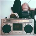 Radio in winkelcentrum komt 's nachts tot leven op hoog volume