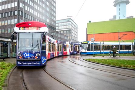 Sky Radio Kersttram rijdt door Amsterdam
