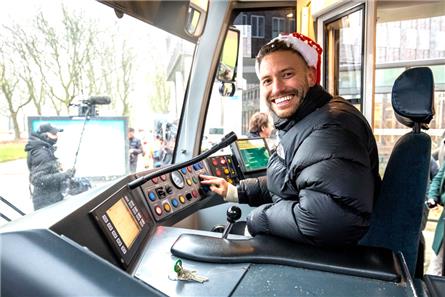 Sky Radio Kersttram rijdt door Amsterdam