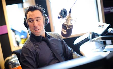 VK: Absolute Radio splitst muziek tijdens live ochtendshow (audio)