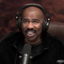 VS: Steve Harvey verlengt radiocontract tot eind 2026