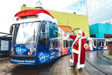 Nick & Simon openen Sky Radio kersttram in Amsterdam