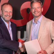 Qmusic Limburg - Michael Bartelet (eigenaar Zuidelijke Media Groep) en Robert Bernink (Algemeen Directeur Radio DPG Media) / Foto: Qmusic